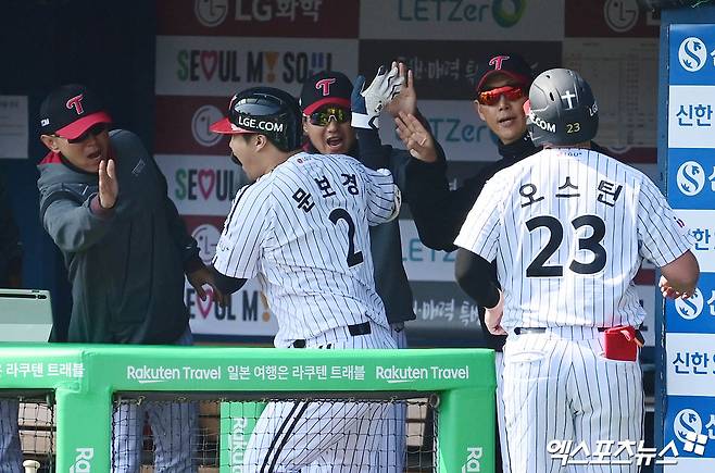 LG 내야수 문보경(2번)은 22일 잠실구장에서 열린 '2025 신한 SOL Bank KBO 리그' 롯데와 시즌 개막전에서 4번타자 3루수로 선발 출전했다. 첫 타석 상대 선발 반즈 상대 2점 홈런을 쏘아 올려 2025시즌 첫 홈런을 기록. 팀 승리에 힘을 보탰다. 잠실, 박지영 기자