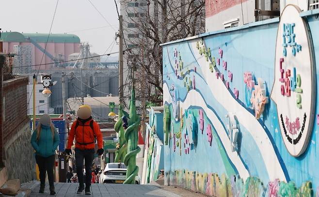 송월동 동화마을 찾은 외국인 [촬영 황정환]