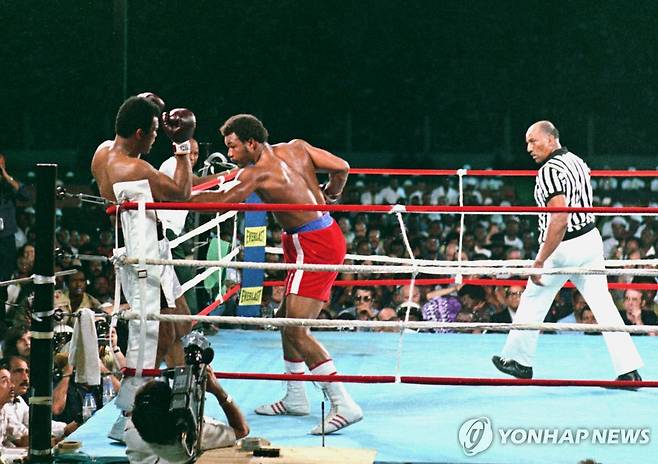 1974년 '정글의 대소동'에서 알리를 코너에 몰아 붙인 포먼(가운데) [AP=연합뉴스]