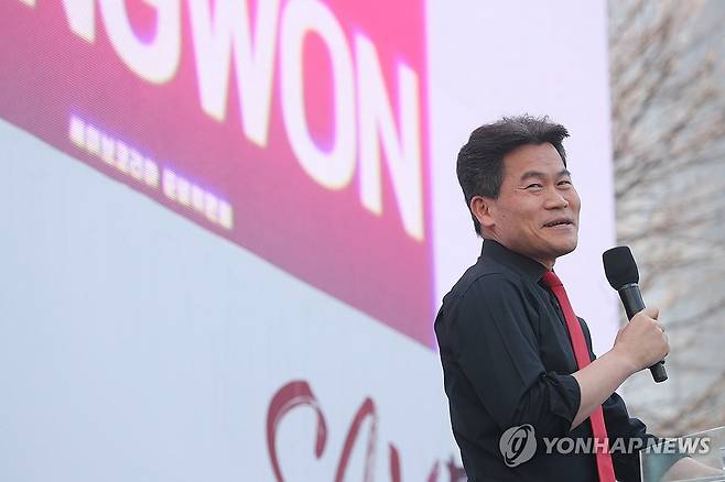 춘천서 열린 보수단체 집회서 발언하는 전한길 (춘천=연합뉴스) 강태현 기자 = 22일 강원도청 앞 중앙로터리에서 보수단체의 윤석열 대통령 탄핵 반대 집회가 열린 가운데 한국사 강사 전한길씨가 발언하고 있다. 2025.3.22 taetae@yna.co.kr