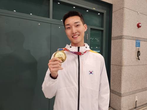 세계실내육상선수권 챔피언 우상혁, 금의환향 (영종도=연합뉴스) 하남직 기자 = 22일 인천국제공항에서 만난 우상혁이 2025 난징 세계실내선수권 금메달을 들어 보이고 있다. 우상혁은 21일 열린 대회 남자 높이뛰기에서 우승했다.