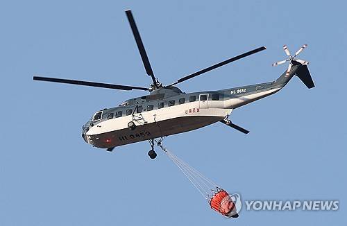 산청 산불현장 출동한 진화헬기 [촬영 김동민]