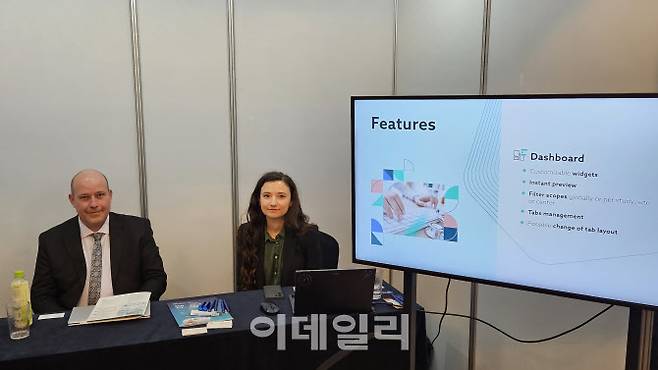21일 방문한 ‘헬스케어·의료기기 코리아 2025’ 전시회에서 비지오 소프트웨어의 디미타르 디코프 COO(왼쪽)와 이바나 드라고에바 수석매니저가 부스를 운영하고 있다.(사진=김세연기자)
