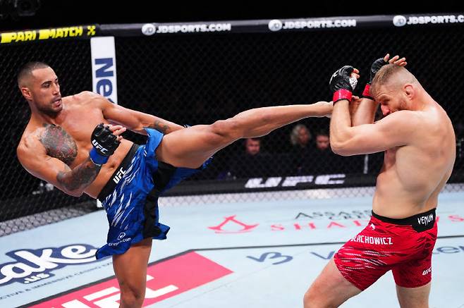 카를로스 울버그(왼쪽)가 얀 블라호비치에게 킥을 날리고 있다. 사진=UFC