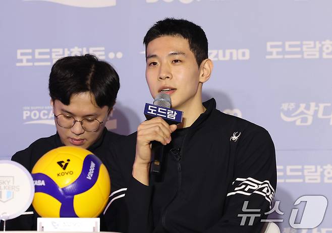 황승빈 현대캐피탈 대표선수가 21일 서울 강남구 리베라호텔에서 열린 도드람 2024-25 V리그 포스트시즌 미디어데이에서 각오를 밝히고 있다. 2025.3.21/뉴스1 ⓒ News1 박지혜 기자