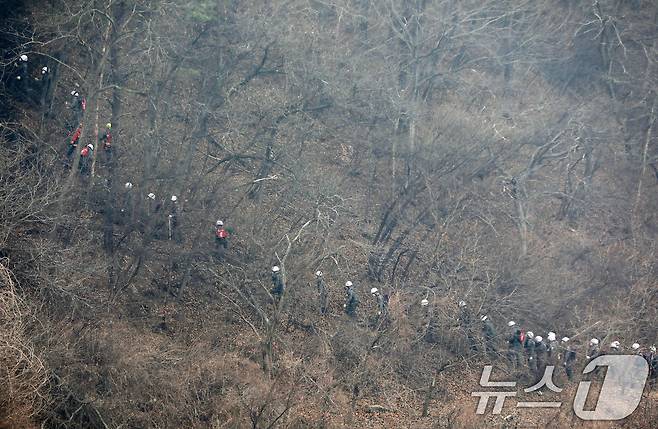 경남 산청 대형 산불이 사흘째로 접어든 23일 오전 산청군 시천면에서 39사단 장병들이 산불 현장에 투입되고 있다. 2025.3.23/뉴스1 ⓒ News1 윤일지 기자