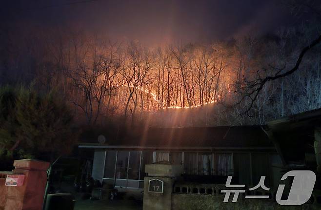 22일 경북 의성군 안평면에서 발생한 산불이 민가쪽으로 확산되고 있다. 2025.3.22/뉴스1 ⓒ News1 신성훈 기자