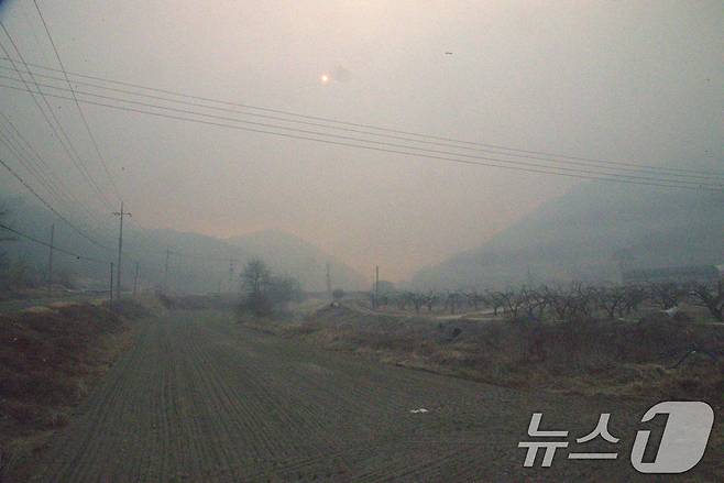 22일 오전 시작된 경북 의성군 안평면 산불로 인해 연기가 하늘을 뒤덮고있다.2025.3.23/뉴스1 ⓒ News1 신성훈 기자