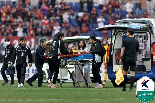 부상을 당한 뒤 구급차로 이동하는 조성권(한국프로축구연맹 제공)