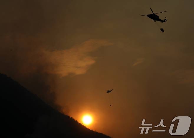 경남 산청 대형 산불이 사흘째로 접어든 23일 오후 산청군 단성면 일대에서 산불진화 헬기가 진화작업을 벌이고 있다. 2025.3.23/뉴스1 ⓒ News1 윤일지 기자