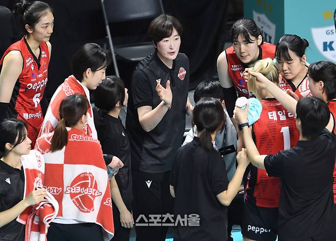페퍼저축은행 장소연 감독(가운데)이 19일 장충체육관에서 열린 2024-2025 V리그 여자부 GS칼텍스와 경기에서 선수들에게 작전 지시를 하고 있다. 2025. 1. 19.  장충 | 박진업 기자 upandup@sportsseoul.com
