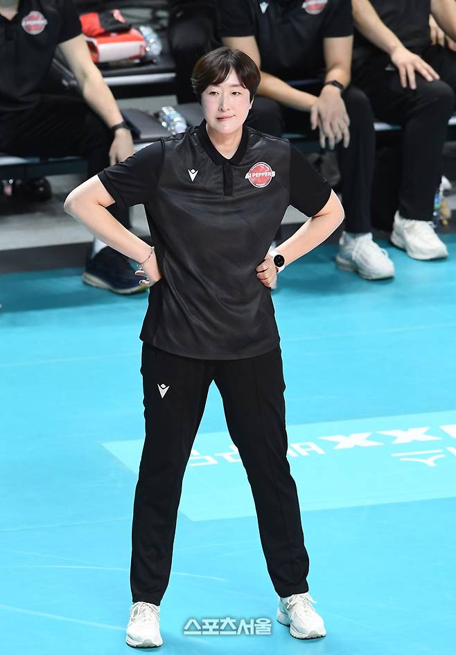 페퍼저축은행 장소연 감독이 19일 장충체육관에서 열린 2024-2025 V리그 여자부 GS칼텍스와 경기에서 실점에 아쉬워하고 있다. 2025. 1. 19.  장충 | 박진업 기자 upandup@sportsseoul.com