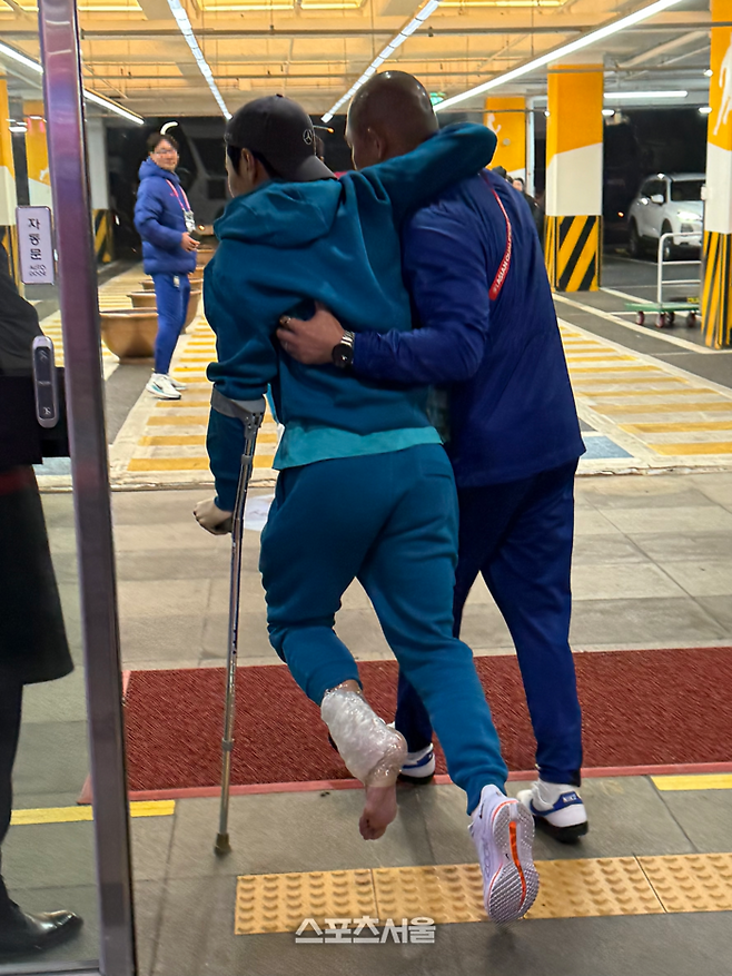 이강인이 오만과 북중미월드컵 아시아 지역 3차 예선 7차전 경기를 마친 뒤 스태프의 도움을 받아 경기장을 빠져나가고 있다. 정다워기자