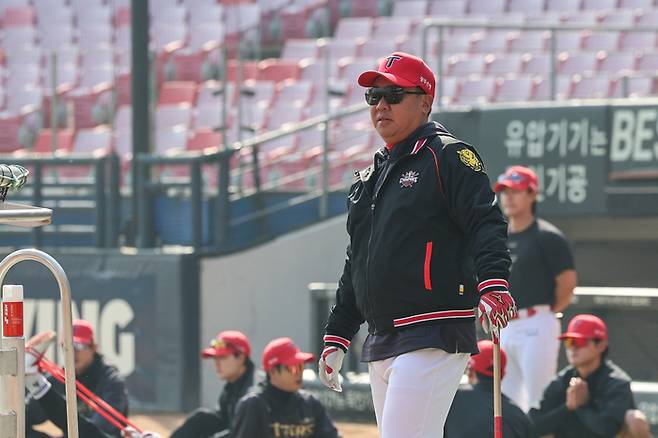 KIA 이범호 감독이 22일 광주-기아 챔피언스 필드에서 열린 2025 KBO리그 정규시즌 개막전 NC와 경기에 앞서선수단 훈련을 지켜보고 있다. 사진 | KIA 타이거즈