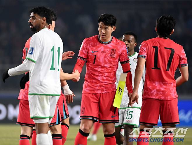20일 고양종합운동장에서 열린 대한민국과 오만의 2026 북중미 월드컵 아시아지역 3차 예선, 양팀이 1대1 무승부로 경기를 마쳤다. 경기가 종료된 후 손흥민이 오만 선수들과 인사를 하는 모습. 고양=허상욱 기자wook@sportschosun.com/2025.03.20/