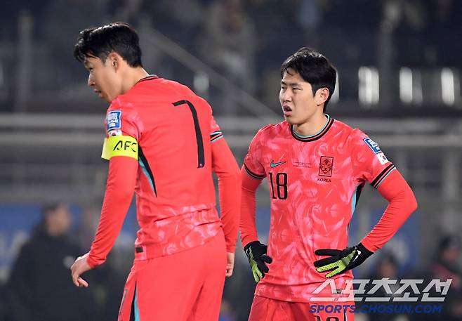 20일 고양종합운동장에서 열린 2026 FIFA 북중미 월드컵 아시아지역 3차 예선 대한민국과 오만의 경기. 손흥민과 이강인이 프리킥을 준비하고 있다. 고양=박재만 기자 pjm@sportschosun.com/2025.03.20/