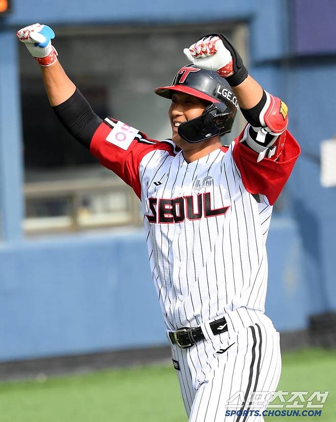 23일 잠실구장에서 열린 LG 트윈스와 롯데 자이언츠의 경기. 6회말 1사 LG 송찬의가 솔로포를 날린 뒤 환호하고 있다. 잠실=박재만 기자 pjm@sportschosun.com/2025.03.23/