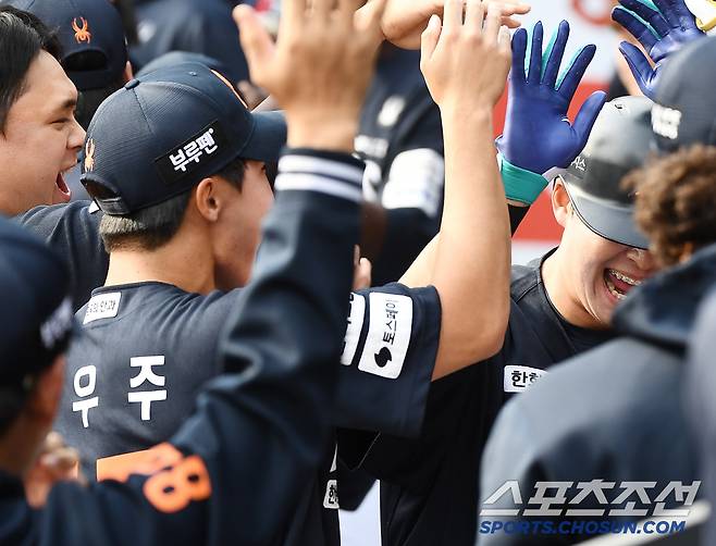 23일 수원 KT위즈파크에서 열린 한화-KT전. 9회초 무사 노시환이 동점 솔로포를 친 후 정우주의 축하를 받고 있다. 수원=정재근 기자 cjg@sportschosun.com/2025..3.23/