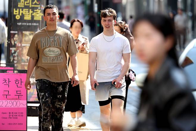 대구 낮 최고기온이 23도까지 오르며 초여름 날씨를 보인 21일 대구 중구 동성로에서 외국인들이 반팔을 입고 길을 걷고 있다. /뉴시스