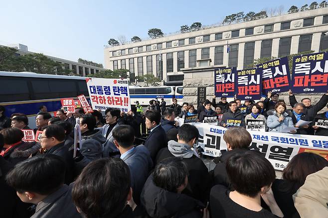 국민의힘과 더불어민주당 의원들이 21일 오전 서울 종로구 재동 헌법재판소 앞에서 헌재의 탄핵 각하, 즉시 파면 촉구 기자회견을 동시에 하고 있다. /뉴스1