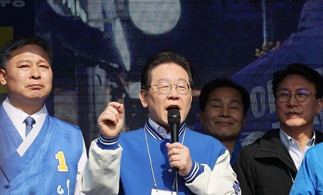이재명 더불어민주당 대표가 22일 오전 전남 담양군 중앙공원 사거리에서 이재종 후보 지원 유세를 하고 있다. ⓒ 연합뉴스