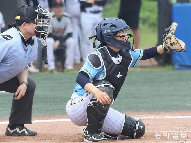 여자 사회인 야구 팀 리얼 디아몬즈의 4번 타자 겸 포수로 활약중인 신소정의 모습. 신소정 제공