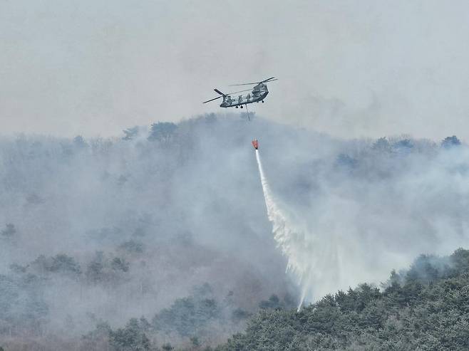 23일 경남 산청군 시천면 일원에서 산림 당국이 헬기를 동원해 진화 작업을 벌이고 있다. 2025.3.23/뉴스1 ⓒ News1