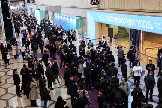 이달 5일 개막한 '인터배터리 2025' 입구가 관람객들로 붐비고 있다. 연합뉴스.