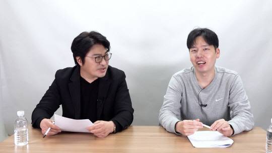 디지털타임스 사옥의 유튜브 스튜디오에서 광운대 OTT미디어 전공 이희대(왼쪽) 교수와 '장르없음'이 장르인 유튜버 JM(유재민)이 《희대의 NOW 구독중》 인터뷰를 촬영 중이다.  박동욱 기자