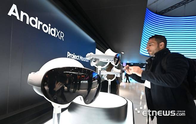 지난 3일(현지시간) 스페인 바르셀로나 피라 그란 비아에서 열 세계 최대 이동통신 박람회 MWC25(모바일 월드 콩그레스) 삼성전자 부스에서 관람객이 확장현실(XR) 헤드셋 '프로젝트 무한'을 살펴보고 있다. 바르셀로나(스페인)=김민수기자 mskim@etnews.com