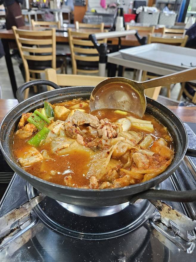 1742717817328-1.jpg 단골 식육식당 김치찌개에 혼술