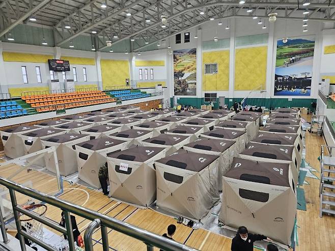경북 의성군 안평면에서 발생한 산불이 3단계가 발령된 가운데 23일 오전 의성실내체육관에 마련된 임시 대피소에 대피 천막이 빼곡하게 들어차 있다. 뉴스1