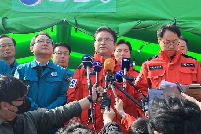 23일 경북 의성군 안평면사무소에 설치된 지휘 본부에서 의성 산불 상황을 알리는 기자회견이 열리고 있다. 왼쪽부터 고기동 중앙재난안전대책본부 본부장(행정안전부 장관 직무대행), 이철우 경북지사, 임하수 남부산림청장. 연합뉴스
