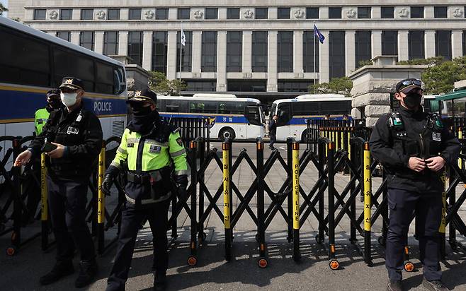 23일 서울 종로구 헌법재판소 앞에서 경찰이 근무를 서고 있다. 연합뉴스