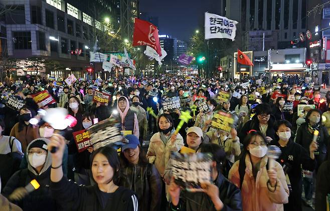응원봉과 손팻말을 손에 든 ‘윤석열 즉각퇴진·사회대개혁 16차 범시민대행진’ 참가자들이 지난 22일 저녁 서울 광화문에서 헌법재판소 방향으로 행진하며 ‘헌재는 즉각파면’을 외치고 있다. 강창광 선임기자 chang@hani.co.kr
