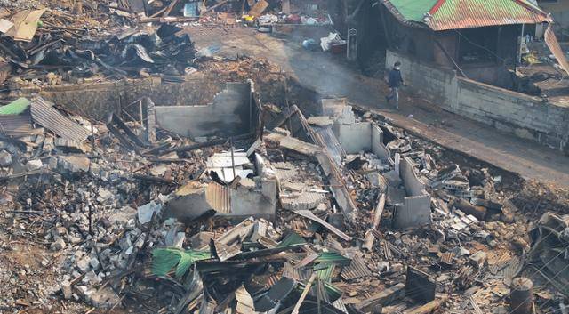 경북 의성군 대형 산불 발생 이틀째인 23일 의성군 안평면의 한 주택이 산불로 전소돼 폐허가 된 모습을 보이고 있다. 연합뉴스