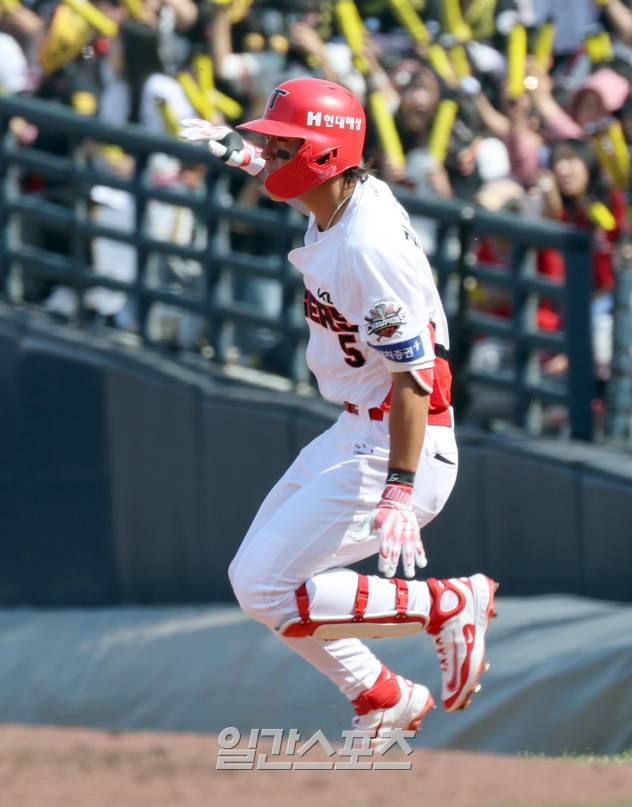 22일 오후 광주 기아챔피언스필드에서 열린 2025 프로야구 NC와 KIA 의 개막경기. KIA 김도영이 3회 좌전안타를 기록한 뒤 1루에서 오버런을 하고 있다. 이 과정에서 햄스트링 부상으로 교체. 광주=정시종 기자 /2025.03.22.