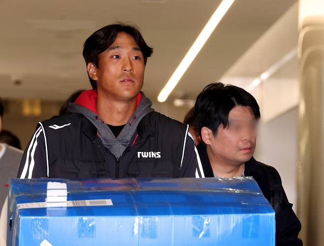 LG 송찬의 등 선수들이 일본 오키나와에서의 2차 스프링캠프를 마치고 5일 오후 인천국제공항을 통해 귀국하고 있다. 인천공항=김민규 기자 mgkim1@edaily.co.kr /2025.03.05/