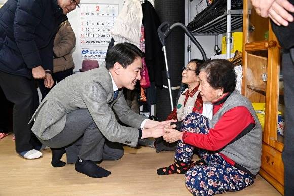 최재훈 달성군수가 지역 경로당을 찾아 어르신들과 인사하고 있다 [사진=달성군]