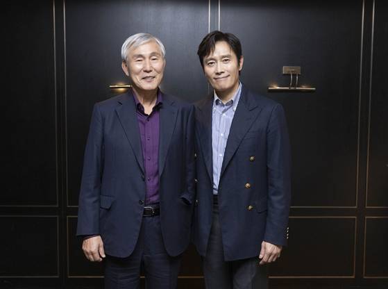 한국 바둑계의 전설 조훈현(왼쪽)과 포즈를 취한 배우 이병헌. 이병헌은 영화 '승부'에서 조훈현을 연기했다. 사진 바이포엠스튜디오