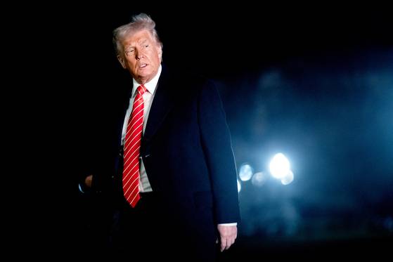 도널드 트럼프 미국 대통령이 지난 22일(현지시간) 미국 워싱턴DC에서 마린 원(Marine One)을 타고 백악관 사우스 론(South Lawn)에 도착한 뒤 걸어가고 있다. 연합뉴스