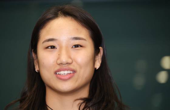 부상 중인 안세영에게 그랜드슬램 달성의 마지막 퍼즐인 아시아선수권 출전 여부가 화두로 떠올랐다. 연합뉴스