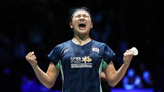 2년 만에 전영오픈 정상을 탈환한 직후 환호하는 안세영. AFP=연합뉴스