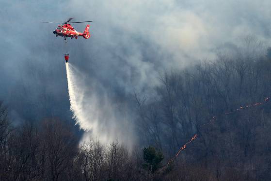 23일 오후 산불진화 헬기가 경북 의성군 안평면 야산에 불을 끄기 위해 물을 뿌리고 있다.[뉴스1]