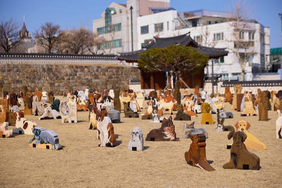 강릉대도호부 마당에 설치된 윤석남 작가의 조각 작품 ‘1025, 사람과 사람 없이’. [사진 GIAF]