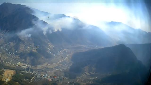 ▲ 울산 울주군 온양읍 운화리 산불 발생 이틀째인 23일 현장 모습. 산림 당국은 산불 대응 3단계를 발령하고 진화 중이다. 산림청 제공