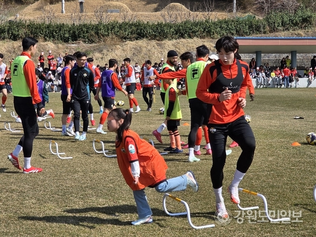 ▲ 2025시즌 오픈트레이닝에서 강원FC 선수들이 팬들과 함께 워밍업 하고 있다.황선우