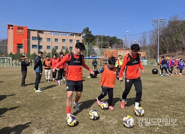 ▲ 2025시즌 오픈트레이닝에서 강원FC 선수들이 팬들과 함께 워밍업 하고 있다.황선우
