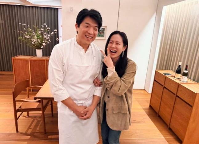 안성재 셰프의 모수 서울을 방문한 손예진. 안 셰프와 투샷이 눈에 띈다. 사진=SNS 캡처