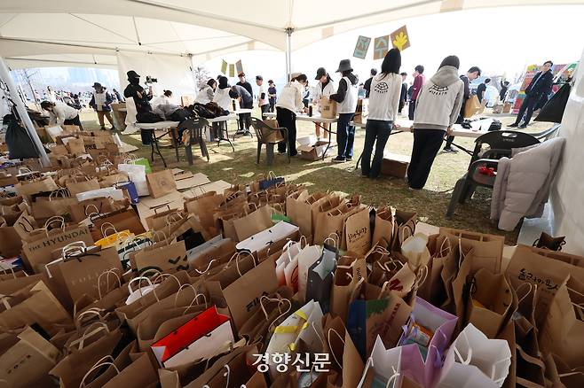 쓰레기 없는 친환경 마라톤인 ‘2025 무해런’이 23일 서울 영등포구 여의도 한강공원에서 진행되고 있는 가운데 행사 기념 물품이 재사용 종이백이 담겨 있다. 한수빈 기자